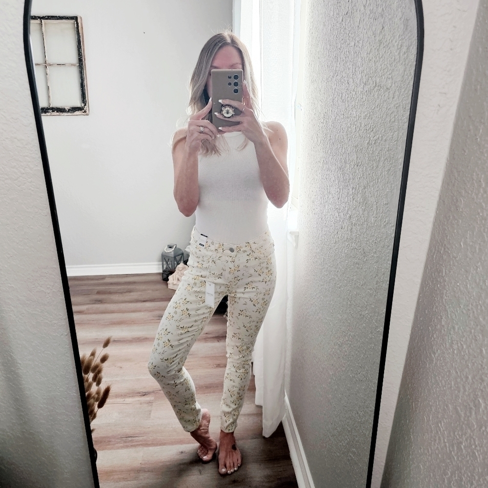 Judy Blue Mid Rise Wildflower Split Hem Skinny Jeans Stretch Neutral Various NEW - Picture 4 of 15